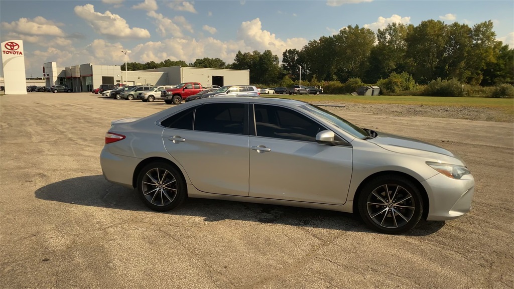 2016 Toyota Camry XLE photo 9