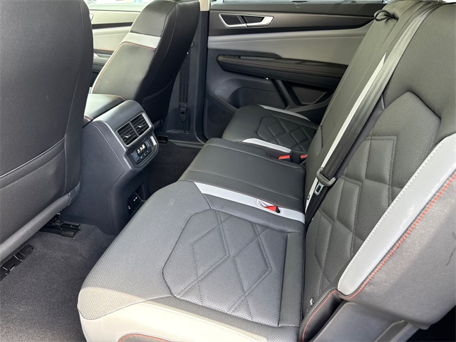 2025 Volkswagen Atlas Peak Edition SE photo 23