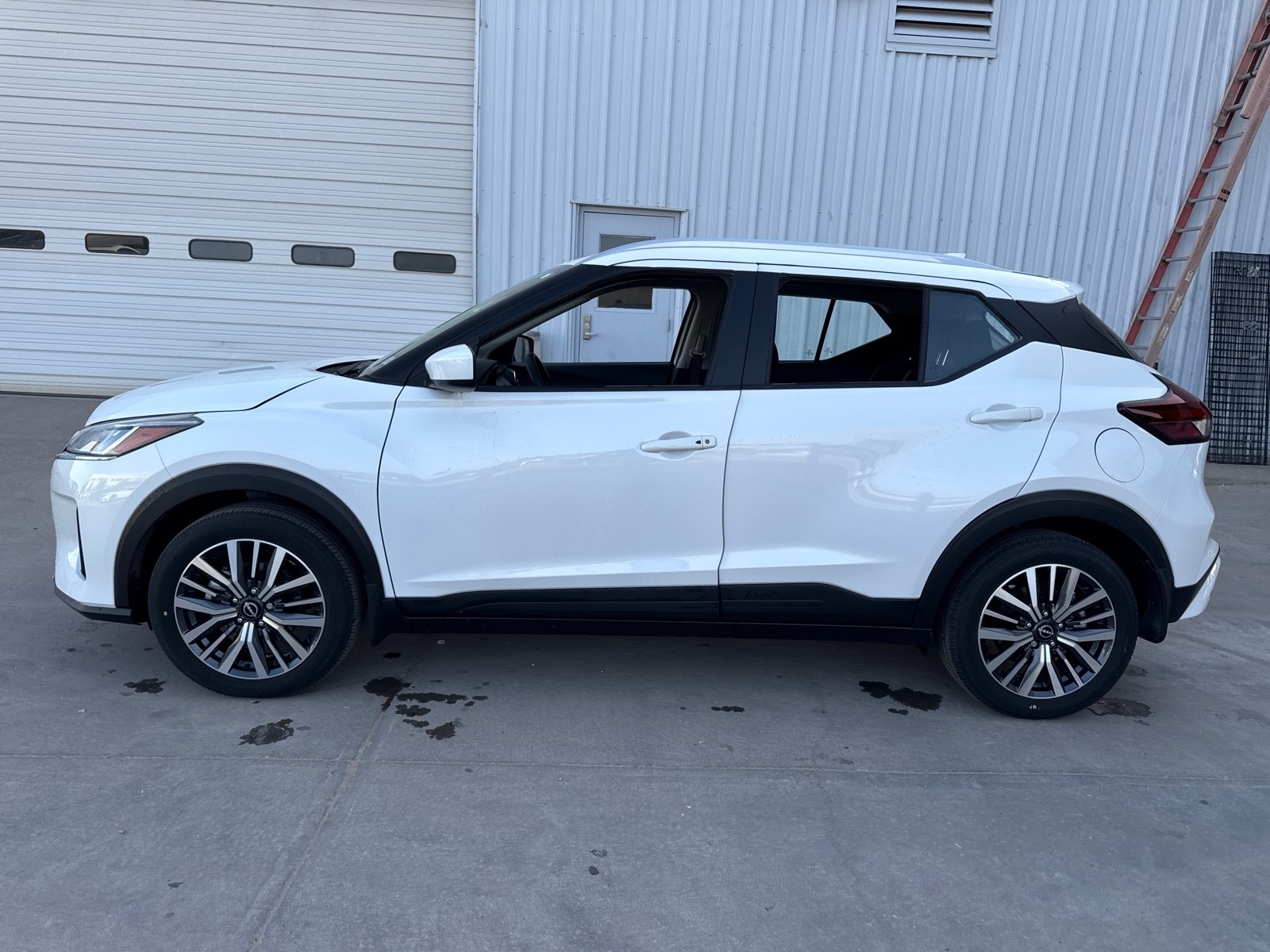 Used 2024 WHITE Nissan SV image 9