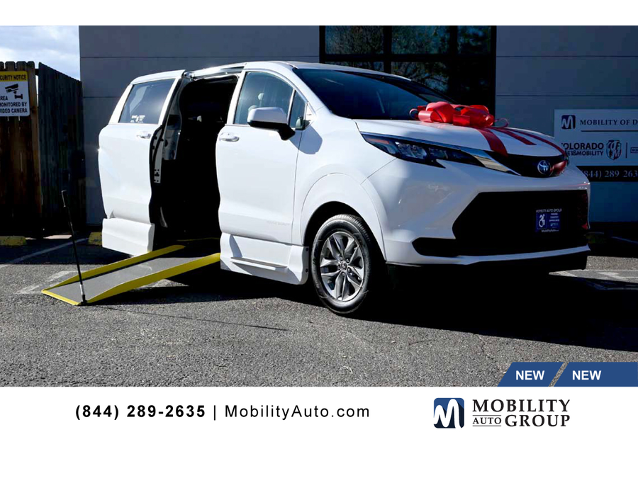 2025 Toyota Sienna LE's photo