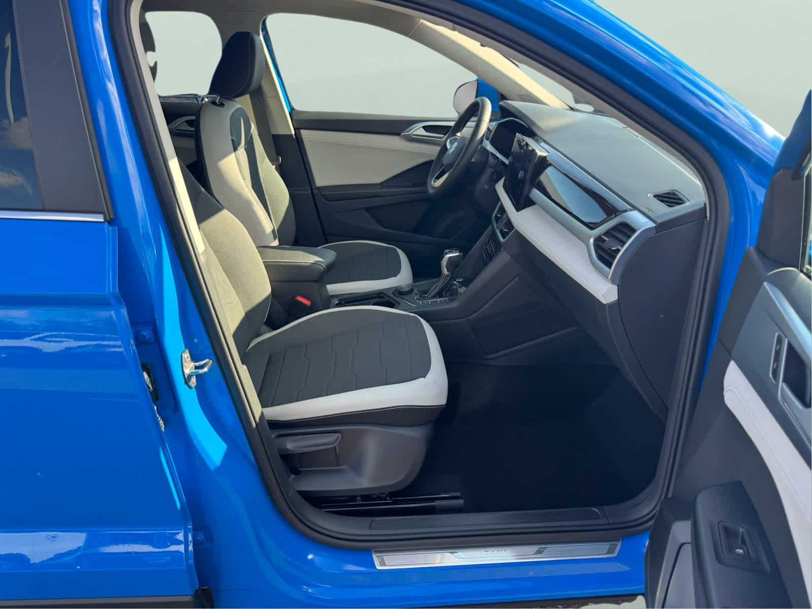 2025 Volkswagen Taos SE photo 42