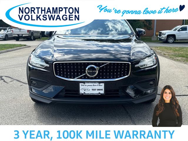 2025 Volvo V60 Cross Country B5 photo 2