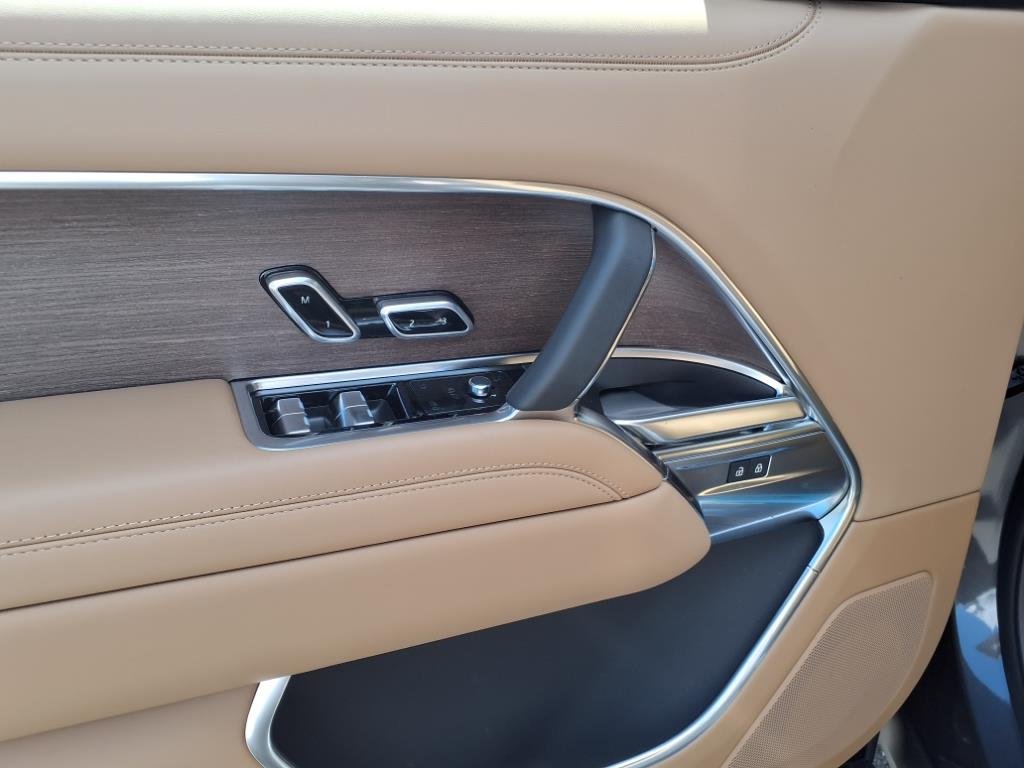 2025 Land Rover Range Rover SE photo 9