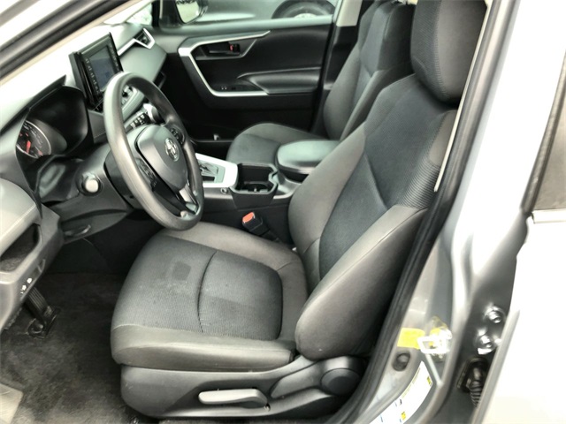 2022 Toyota RAV4 LE photo 2