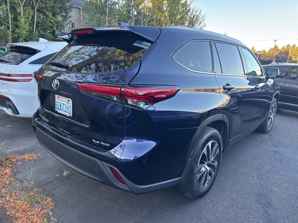 2022 Toyota Highlander XLE photo 3