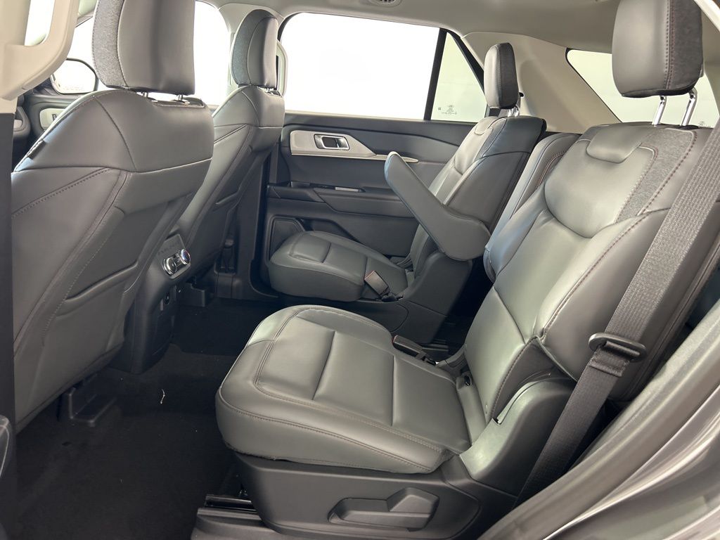 2025 Ford Explorer photo 25