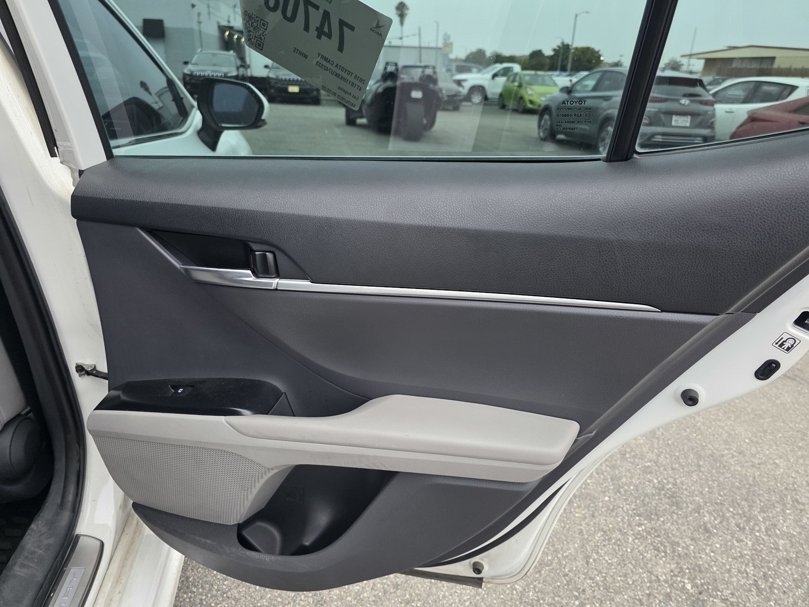 2019 Toyota Camry SE photo 12