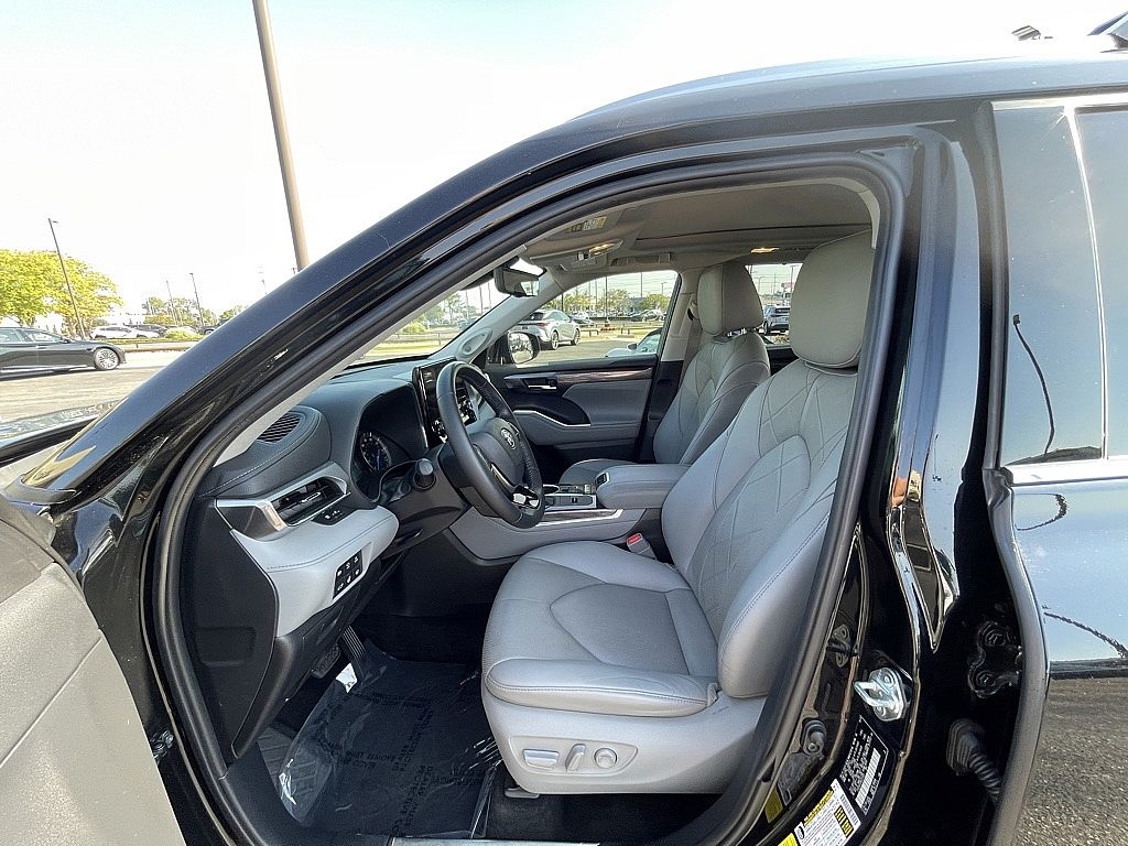 2021 Toyota Highlander Hybrid Platinum photo 24