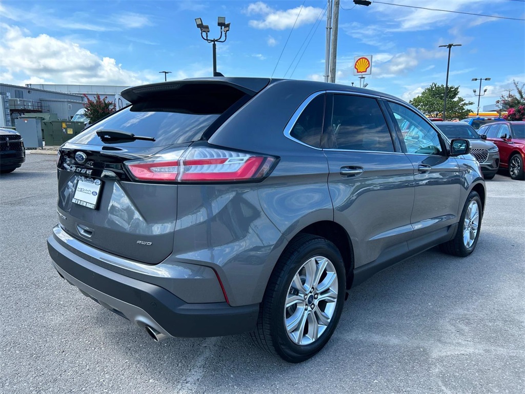 2022 Ford Edge Titanium photo 2