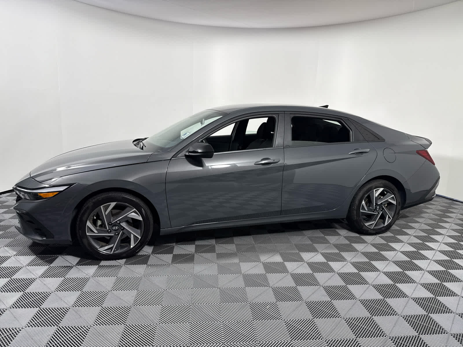2025 Hyundai Elantra SEL Sport photo 11