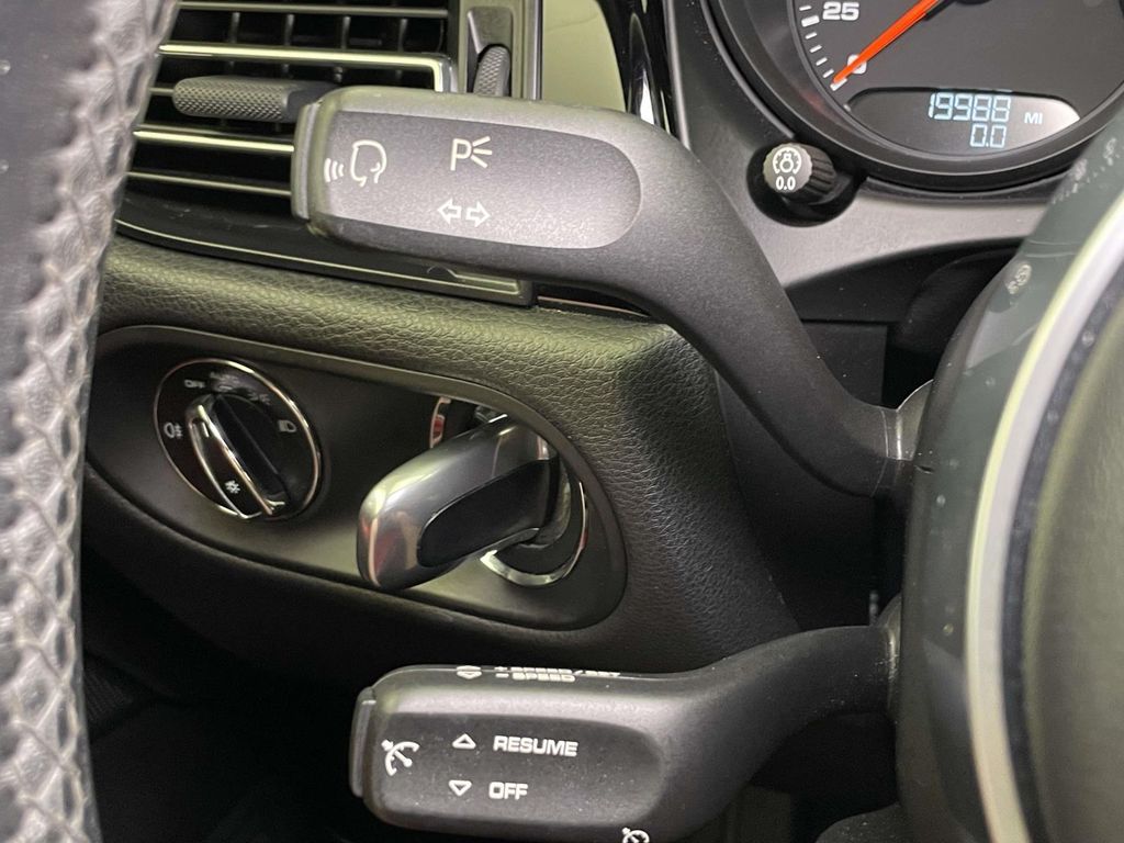 2020 Porsche Macan Base photo 36