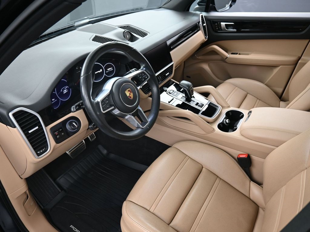 2021 Porsche Cayenne S photo 3