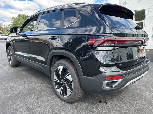 2025 Volkswagen Taos SE photo 2