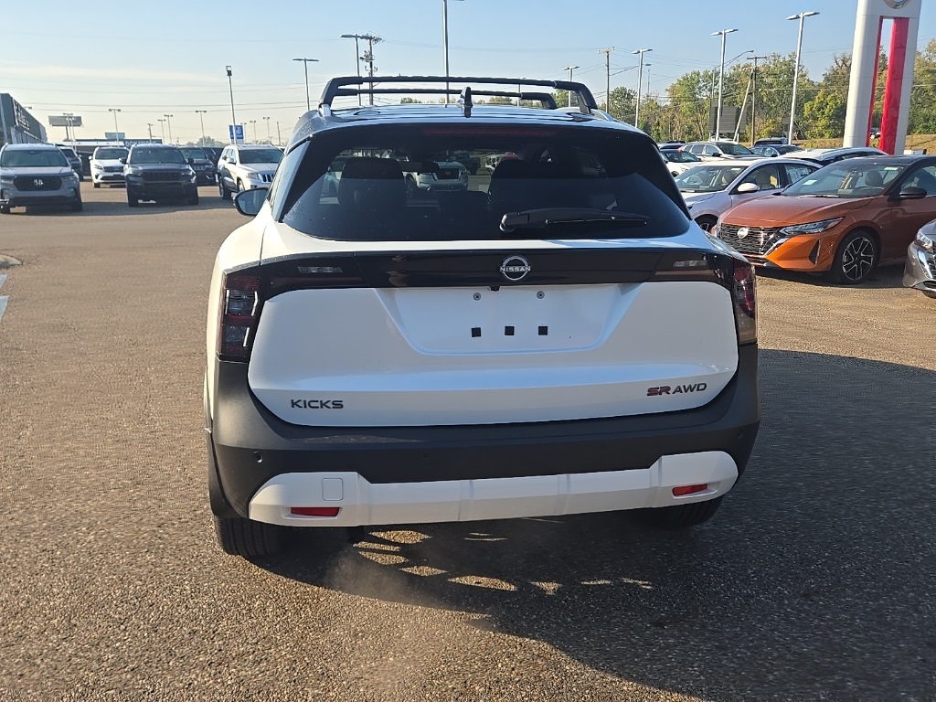 2026 Nissan Kicks SR photo 3
