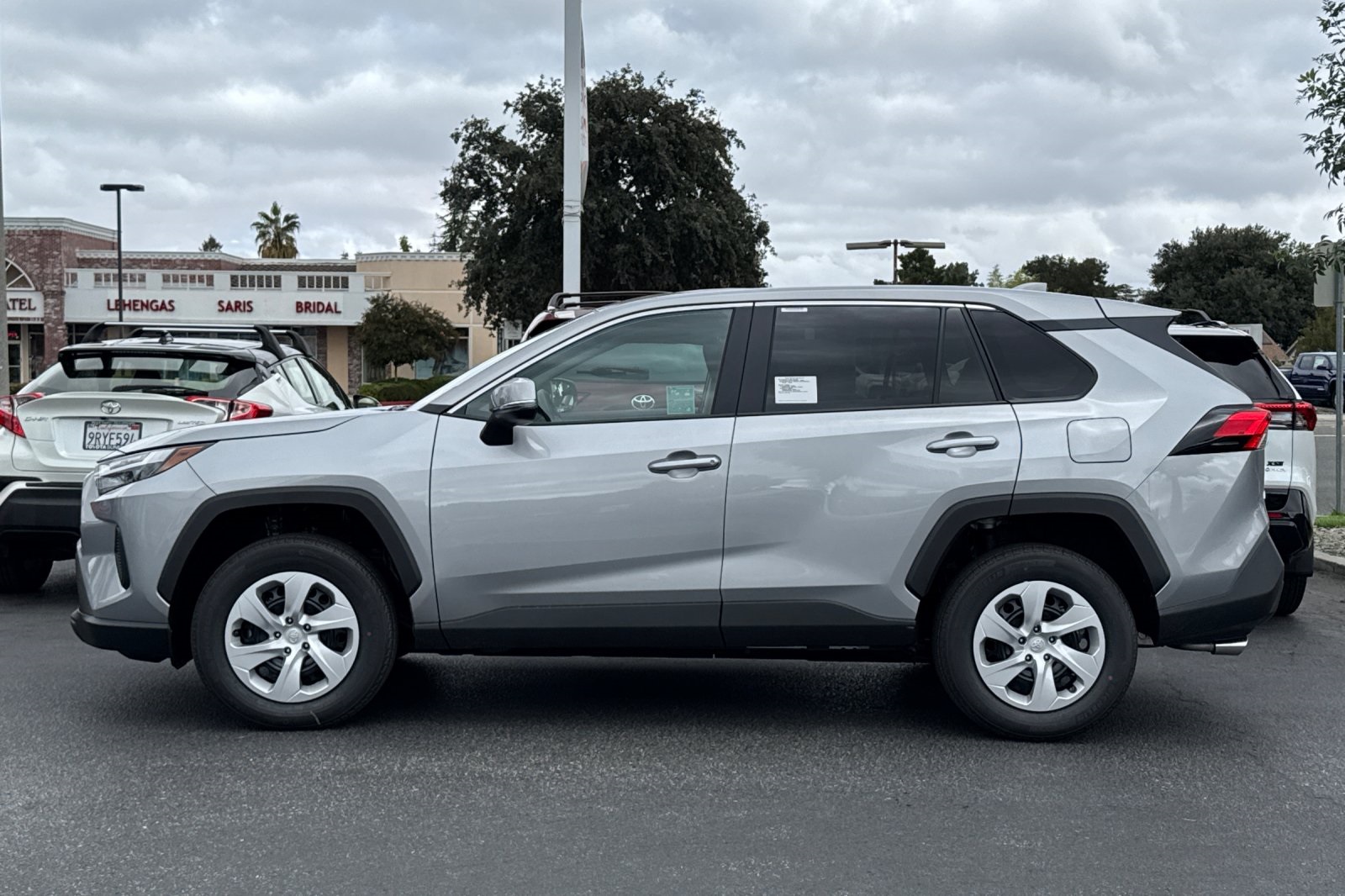 2025 Toyota RAV4 LE photo 4