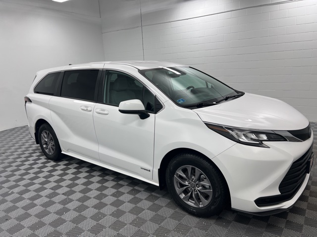 2021 Toyota Sienna LE photo 4