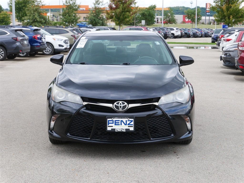 2016 Toyota Camry SE photo 2