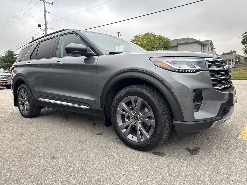 2025 Ford Explorer photo 2