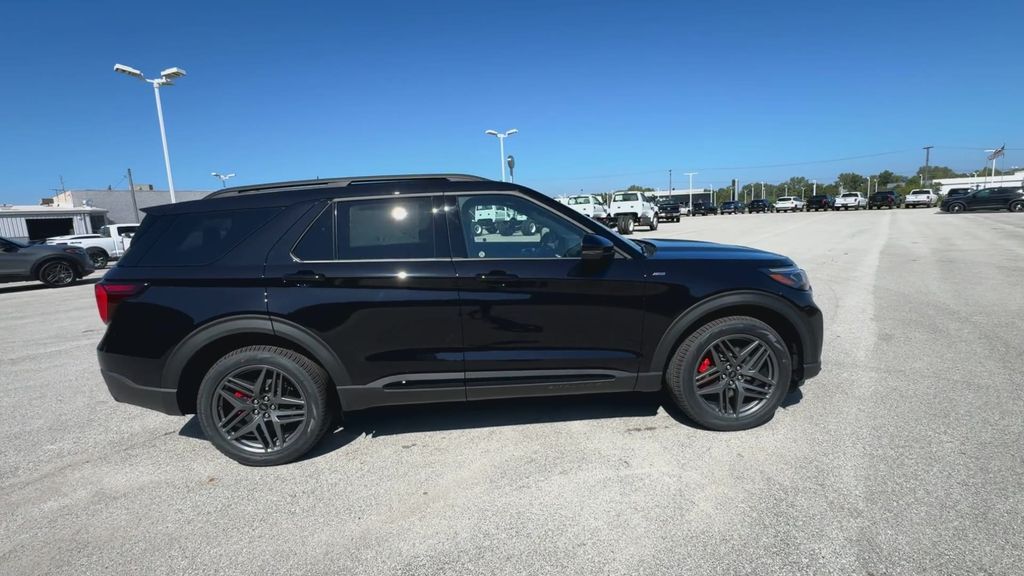 2025 Ford Explorer ST-Line photo 7