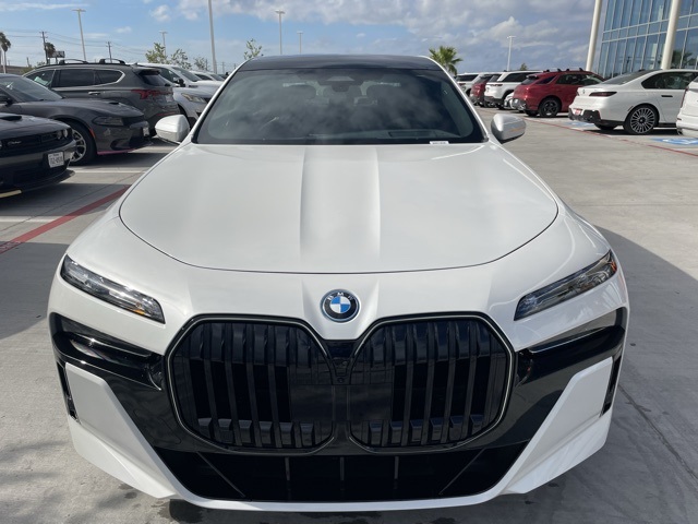 2026 Bmw 750e photo 2