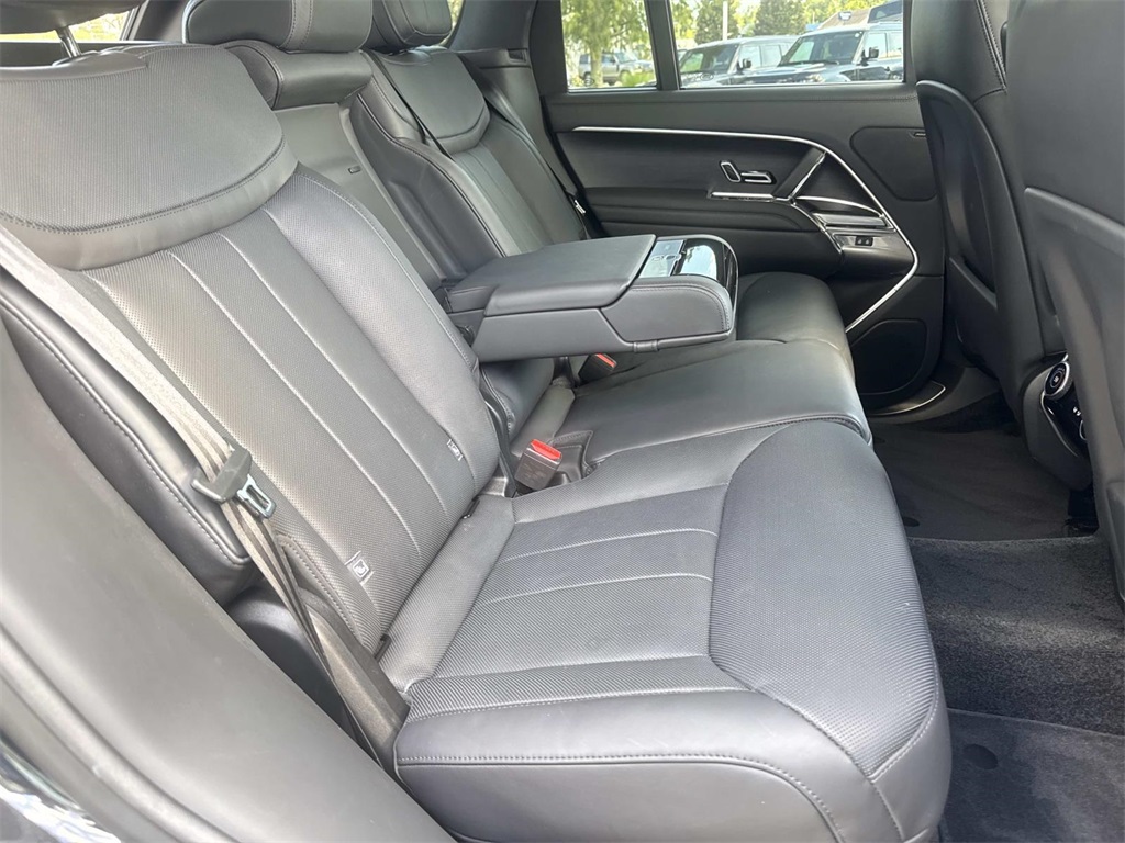 2023 Land Rover Range Rover SE photo 9