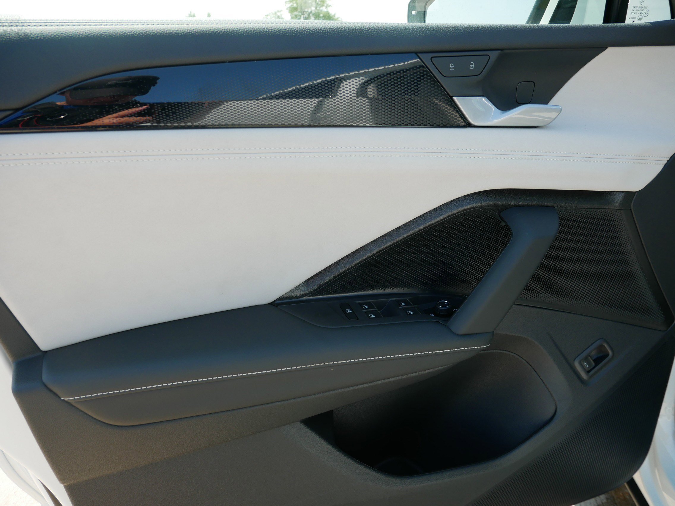 2025 Volkswagen Tiguan SE photo 4