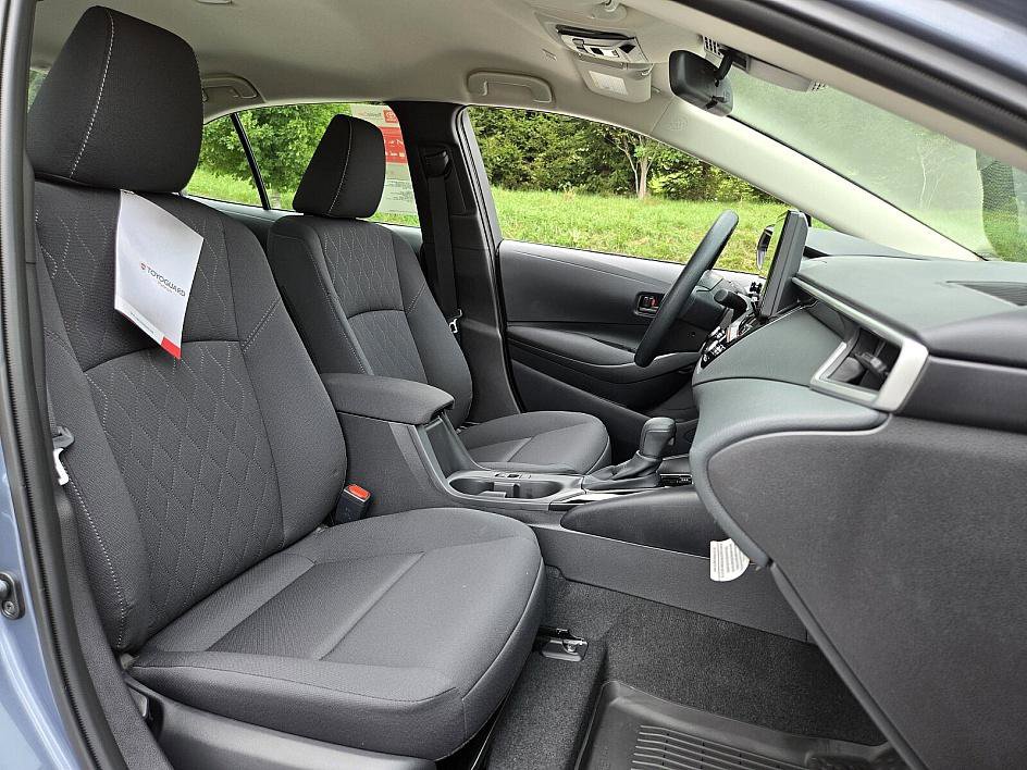 2025 Toyota Corolla LE photo 17