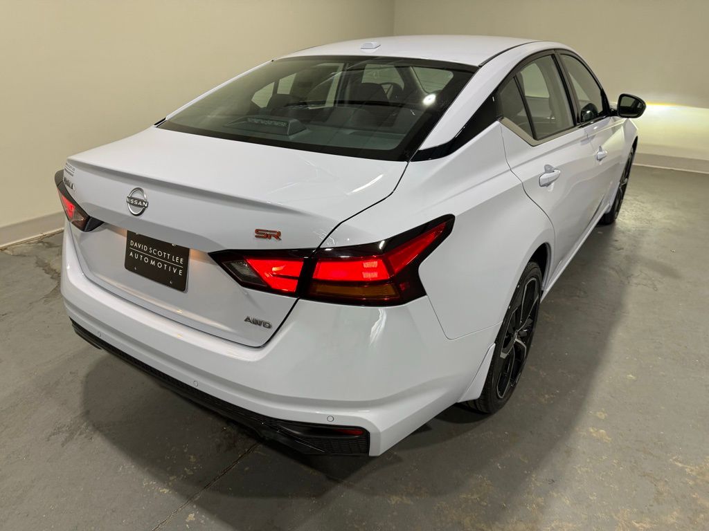 2025 Nissan Altima SR photo 7