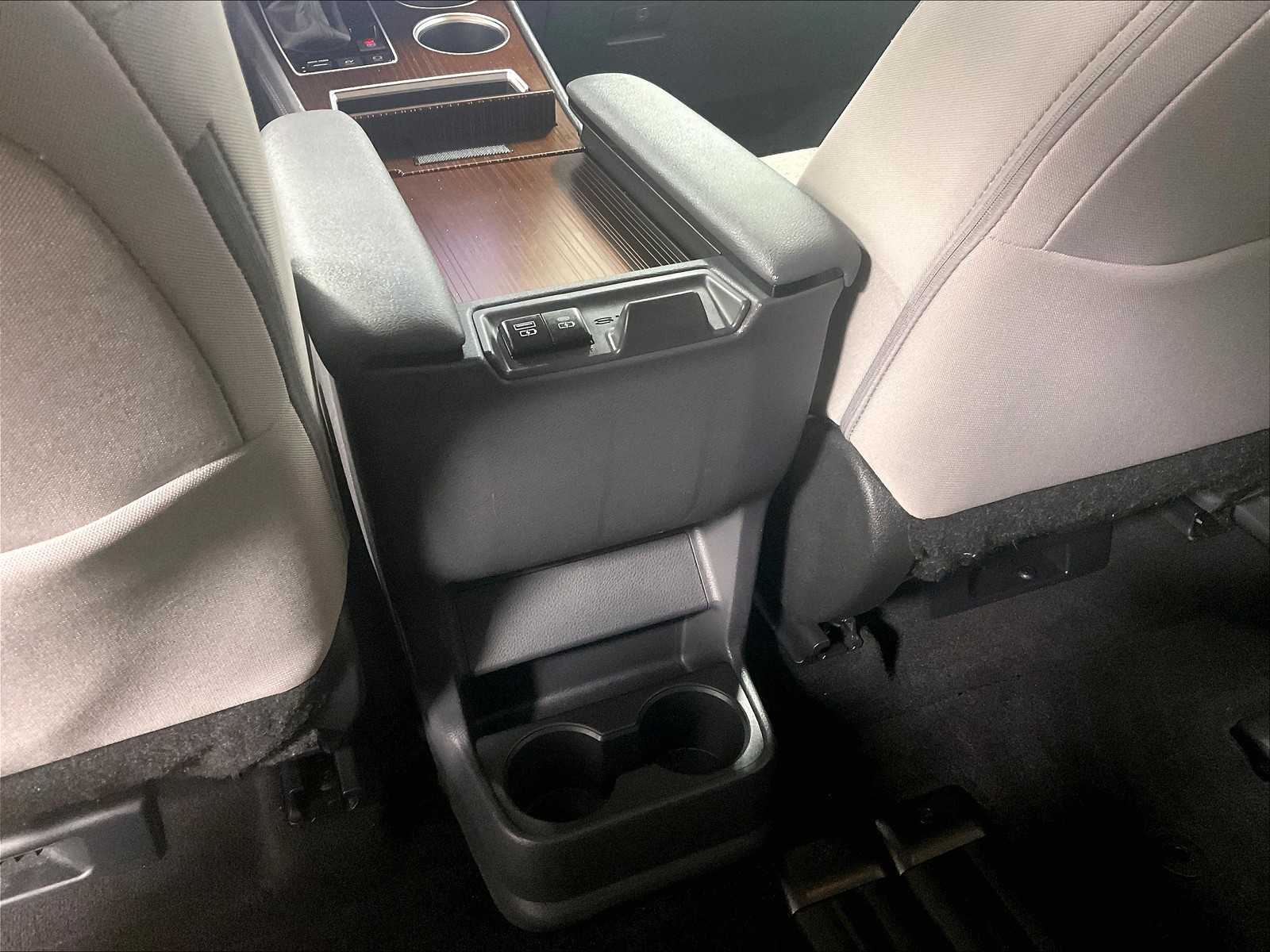 2024 Toyota Sienna LE photo 27