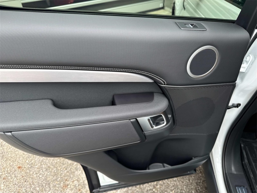 2025 Land Rover Discovery SE photo 13
