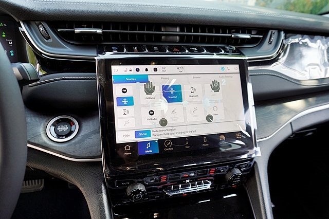 New 2023 Bright White Clear-Coat Exterior Paint Jeep 4xe image 29