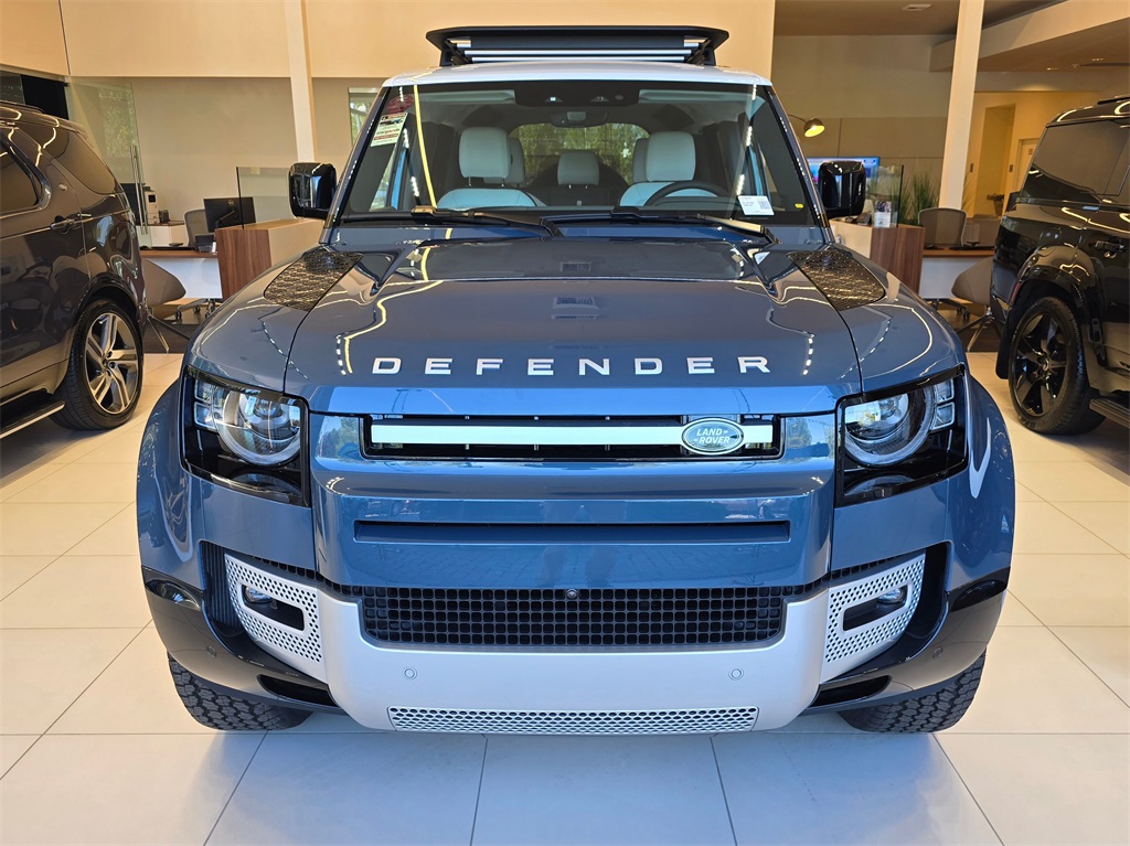 2025 Land Rover Defender 110 S photo 3