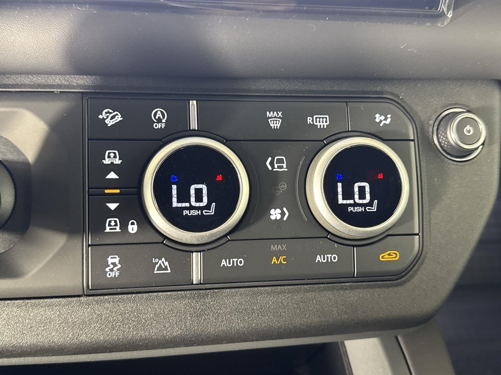 2025 Land Rover Defender 130 X-Dynamic SE photo 16