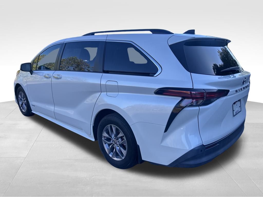 2021 Toyota Sienna XLE photo 3