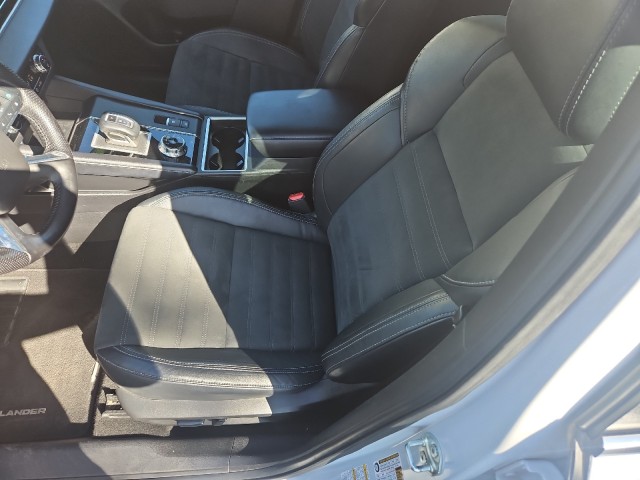 Used 2022 White Diamond Mitsubishi SE image 10