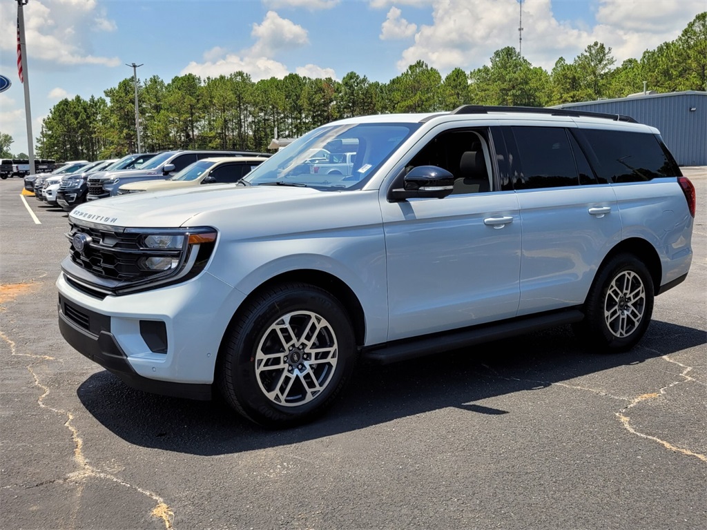 2025 Ford Expedition photo 3