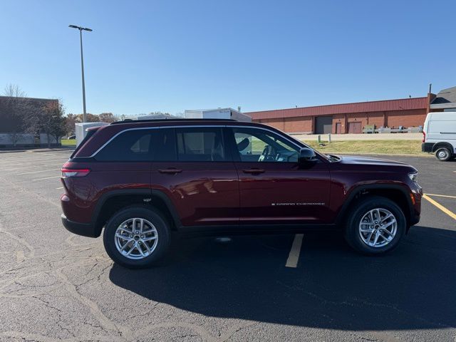2025 Jeep Grand Cherokee Laredo photo 3