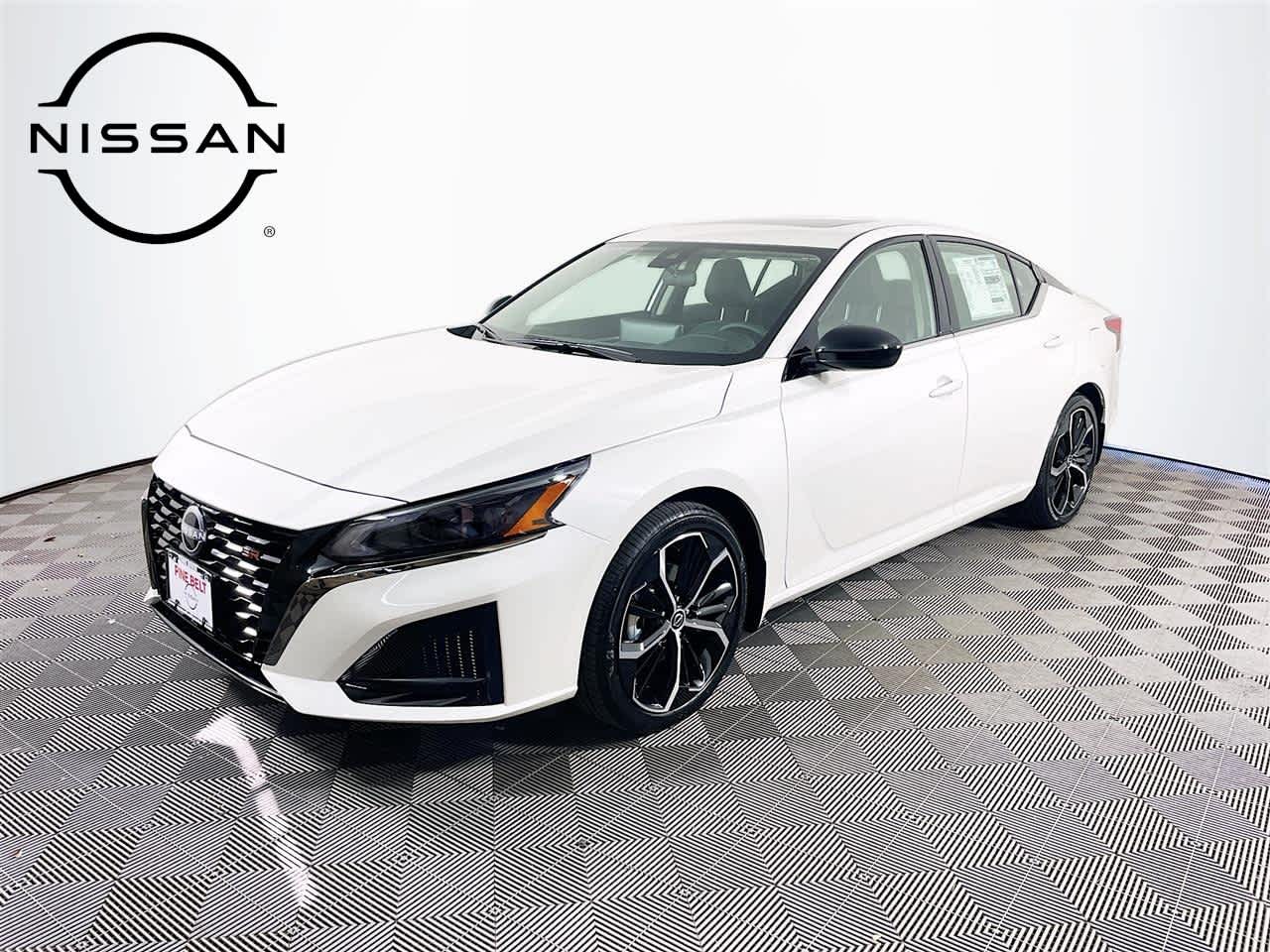 2025 Nissan Altima SR's photo