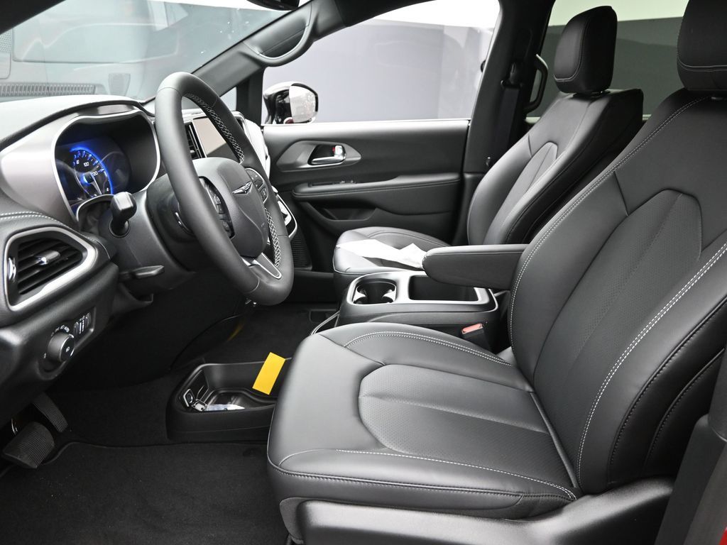 2026 Chrysler Pacifica photo 12