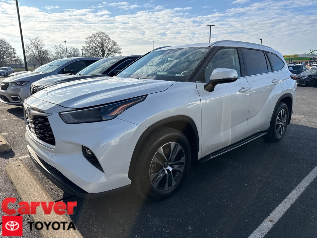 2024 Toyota Highlander XLE's photo