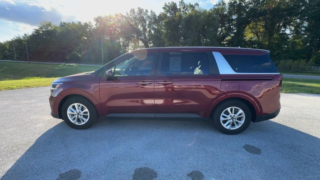 2022 Kia Carnival LXS photo 3
