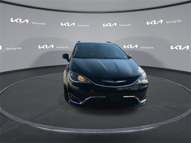2017 Chrysler Pacifica Touring Plus photo 3
