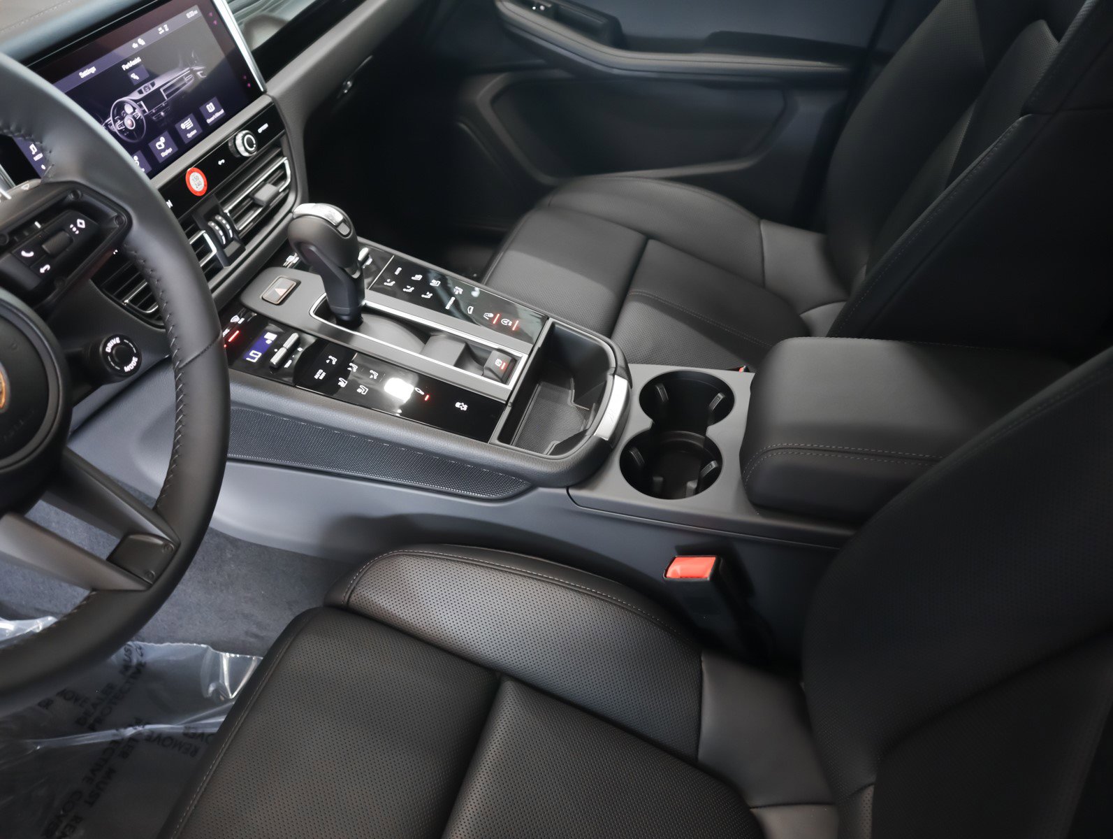 2025 Porsche Macan T photo 17