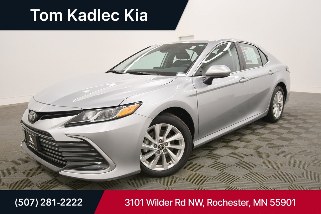 2022 Toyota Camry LE's photo