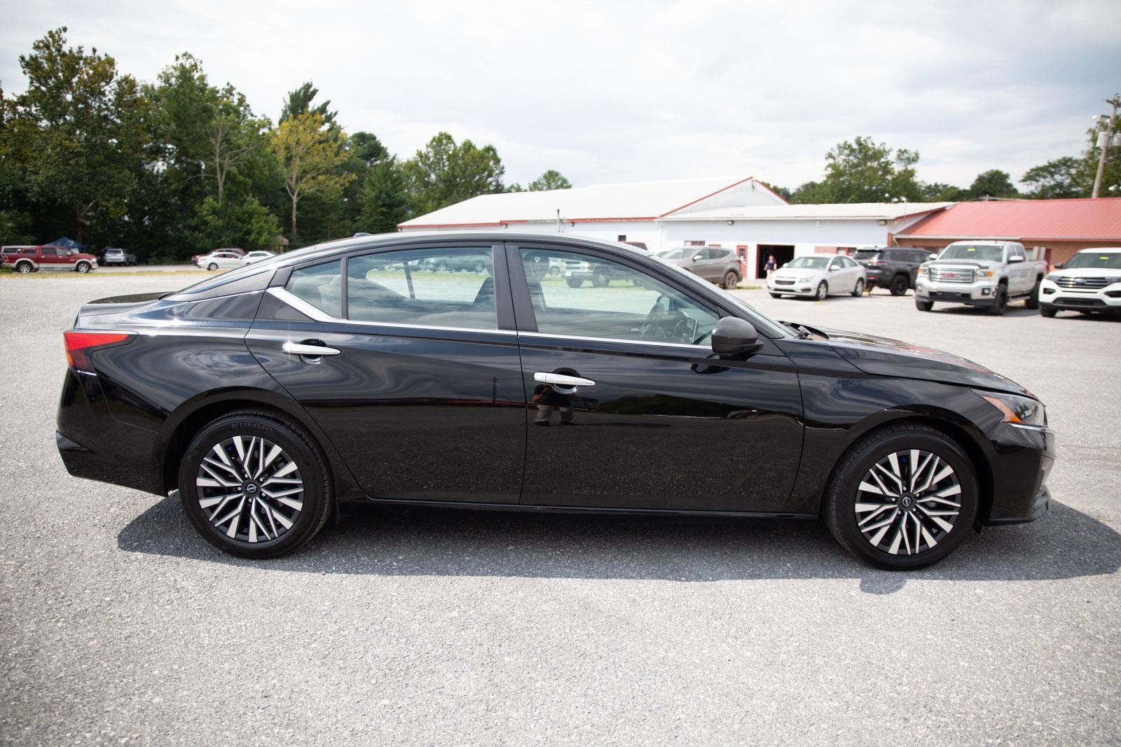 2024 Nissan Altima 2.5 SV photo 2