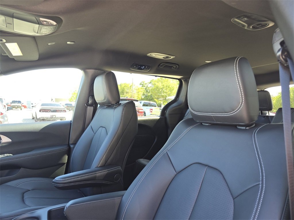 2025 Chrysler Pacifica photo 12