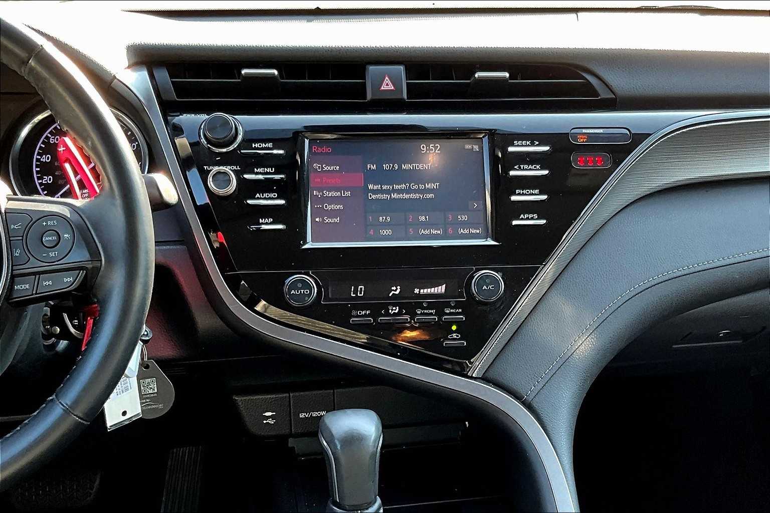 2019 Toyota Camry SE photo 6