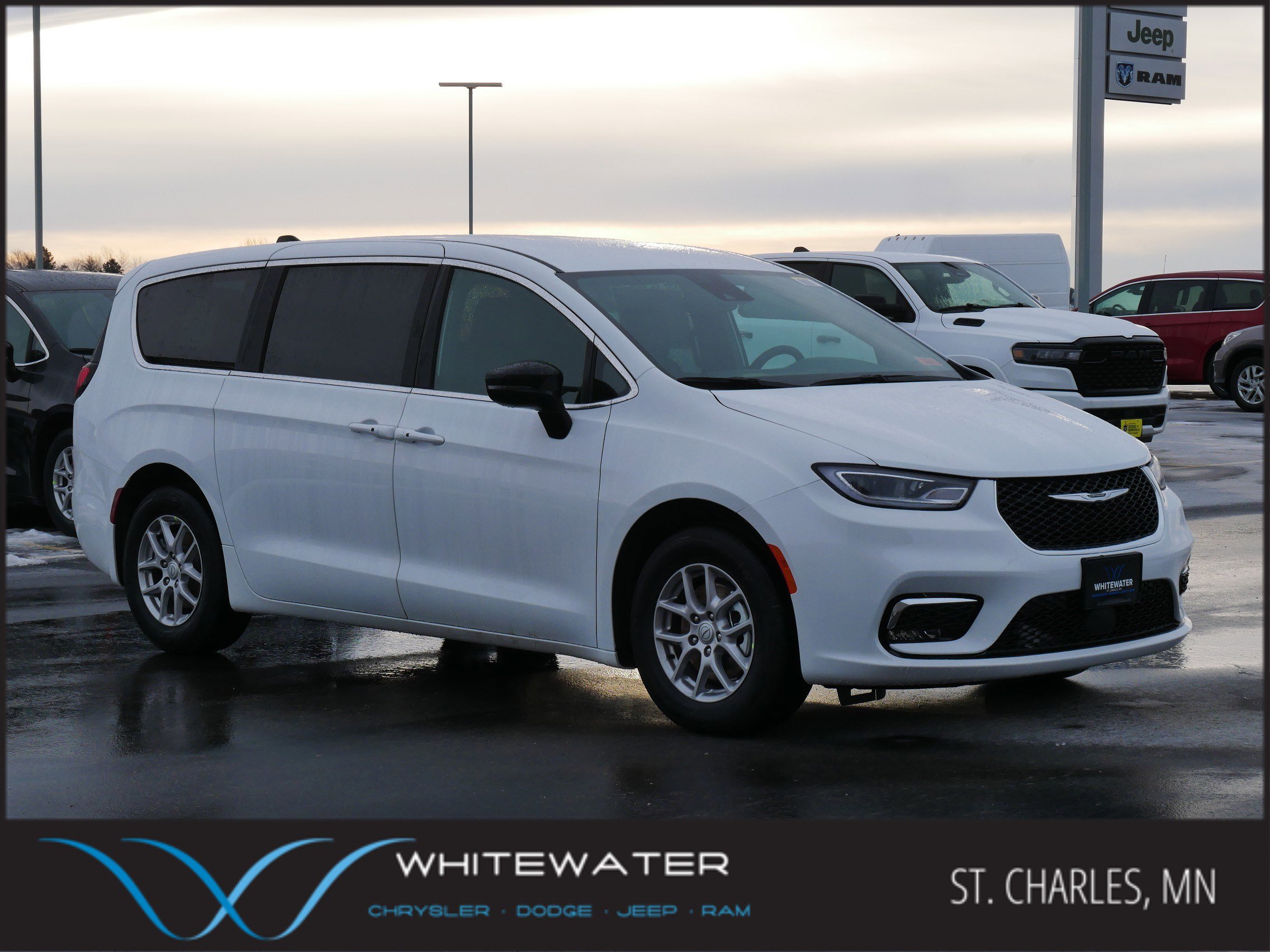 2026 Chrysler Pacifica Select's photo