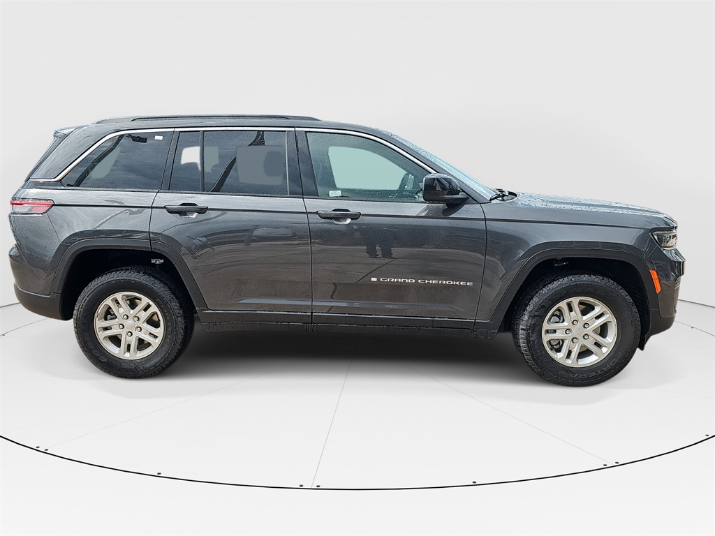 2025 Jeep Grand Cherokee Laredo photo 2