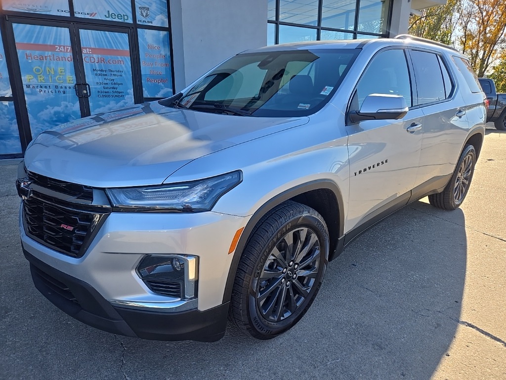 Used 2022 Chevrolet Traverse RS with VIN 1GNEVJKW5NJ103552 for sale in Kansas City